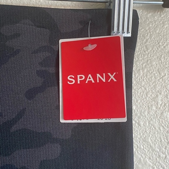Spanx Look At Me Now Full Length Leggings in Black Camo - New with tags - Picture 6 of 12